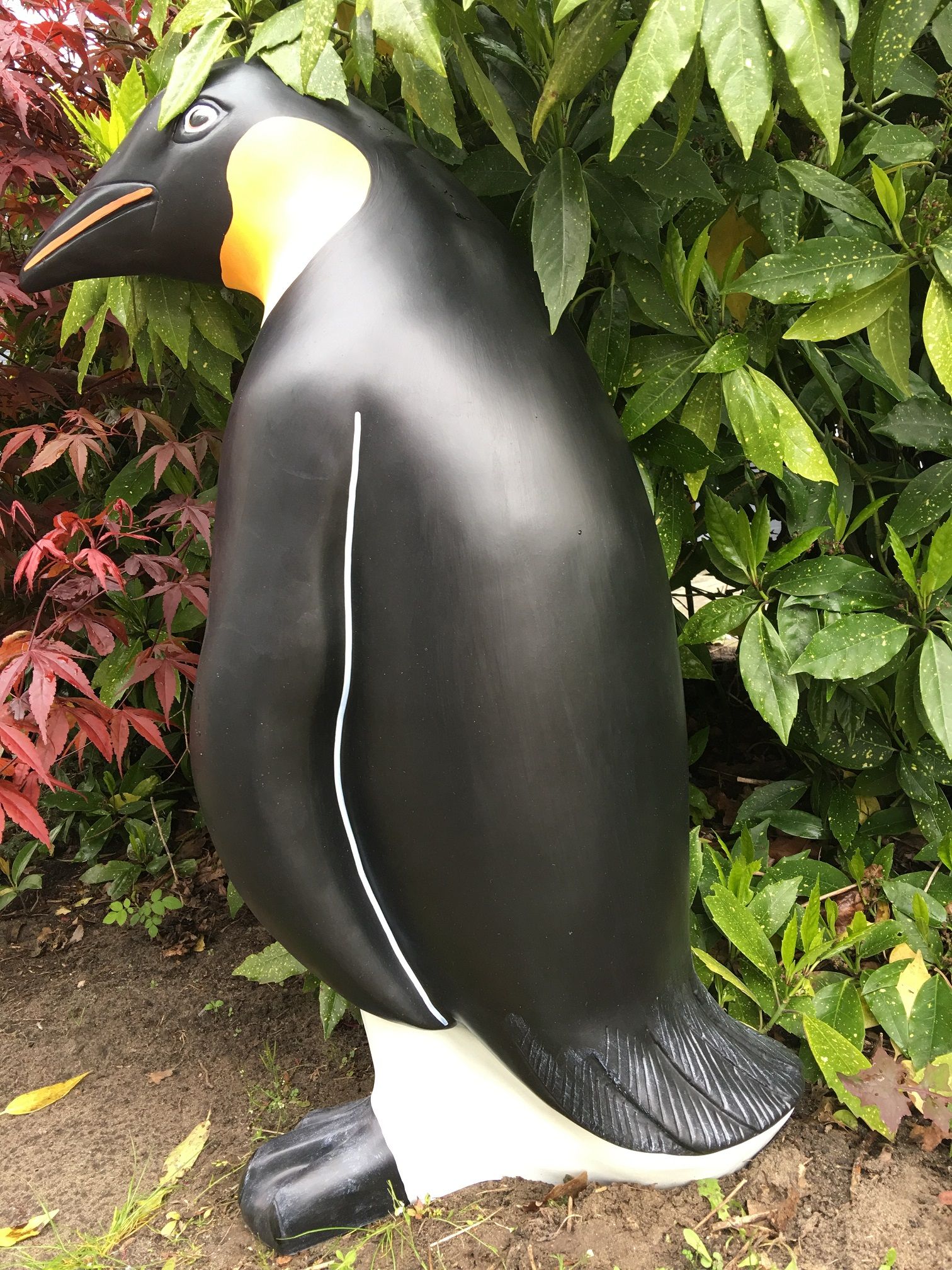 Groot Pinguin beeld in kleur, polystein.